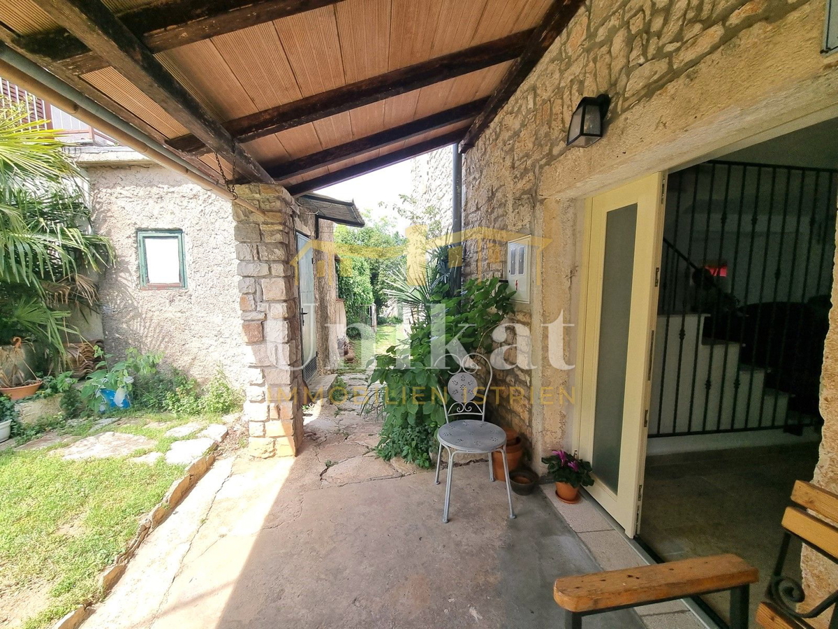 Renovirana kamnita hiša s bazenom 3 km od morja